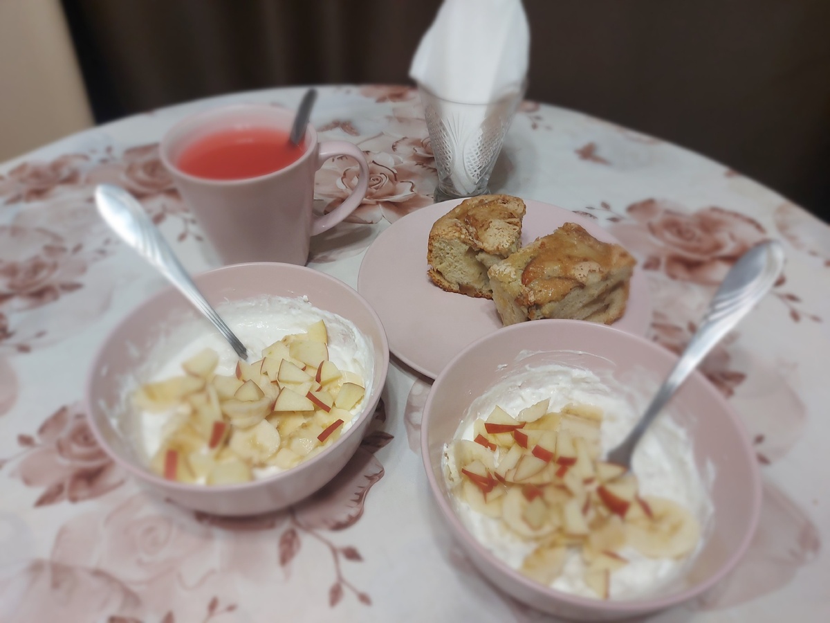 Творожная услада, шарлотка и кисель. Вкуснотища! Кстати, рецепт шарлотки я уже выкладывала на своём канале, если кому интересно, ссылка будет внизу.