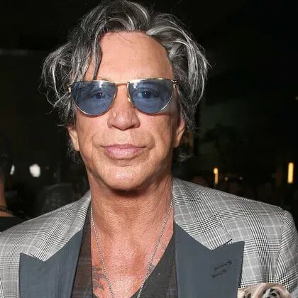 Интересно, где он берет эти несуразные парики?