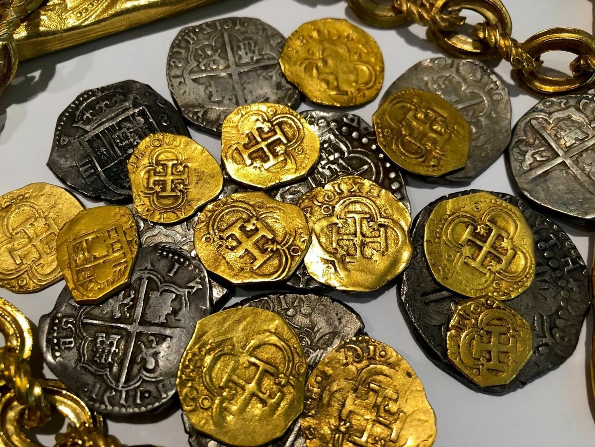 Клад гк рф. Старинные золотые монеты. Старинный клад. Золотые находки. Старинное золото.