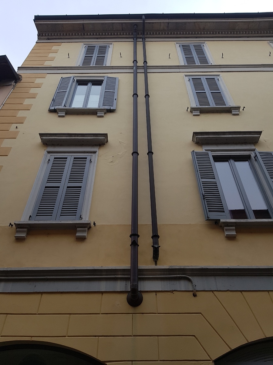 Видишь, как водосток уходит внутрь, и не сливает все на тротуар? И так везде!