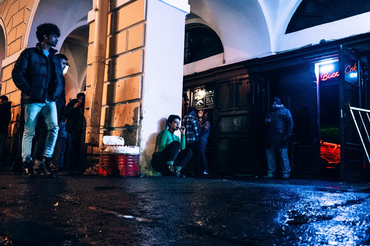 Злачные места тайланда. Посещает злачные места по долгу службы 7. Патонг улица красных фонарей. Злачные места казани. Пьяные англичане на улице.