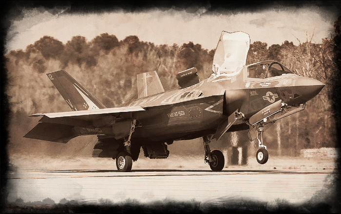 Но их не было. Приходилось имитировать, тыкая пальцем в мишени и крича "Пиу-пиу, пся крев!"