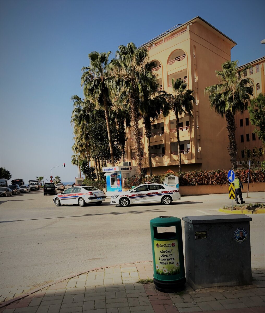 На дорогах часто дежурят полицейские. Trafik jandarma. Все очень четко и по делу. Особенный комфорт в общении вызывают сотрудники мотобатальона. Атлеты, стильные красавцы в черных очках. Коммуникация с ними не вызывает страха. Все полицейские занют английский язык.    