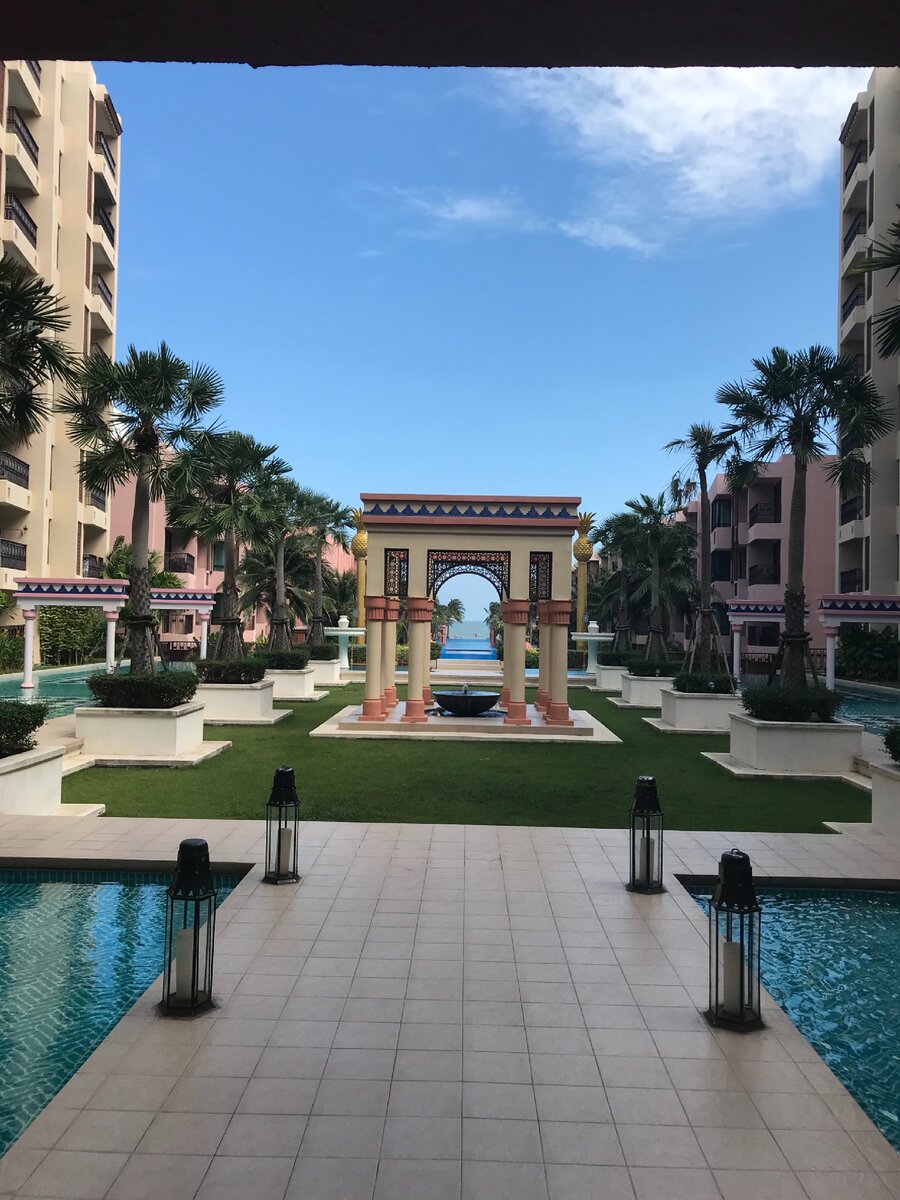 Территория кондо  очень красивая 