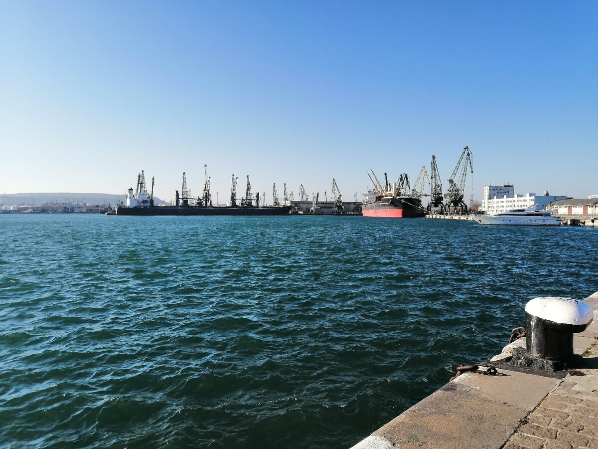 Вид на порт Варна-Восток, где есть 17 мест для стоянки кораблей. Декабрь 2019 года, фото автора.