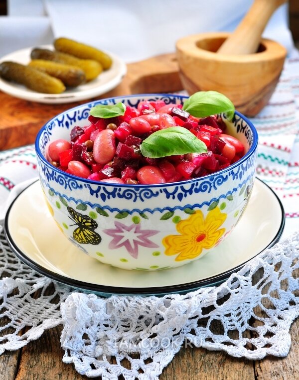 Морковь и свеклу отварите. Порежьте овощи, мелко порубите лук. Соедините все ингредиенты в салатнике, вложите в него же консервированные зеленый горошек и фасоль без жидкости. Заправьте оливковым или любым другим растительным маслом. PS: если желаете получить более классическую версию винегрета, добавьте еще квашенную капусту.