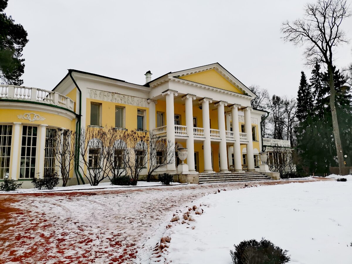 Главное здание усадьбы