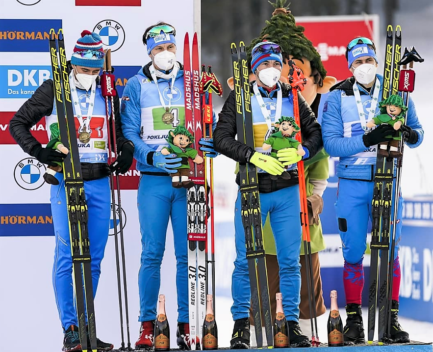 Сборная России на награждении после мужской эстафеты чемпионата мира в Поклюке.
