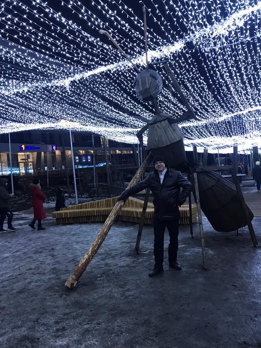 А вот эти деревянные муравьи появились в городе совсем недавно.