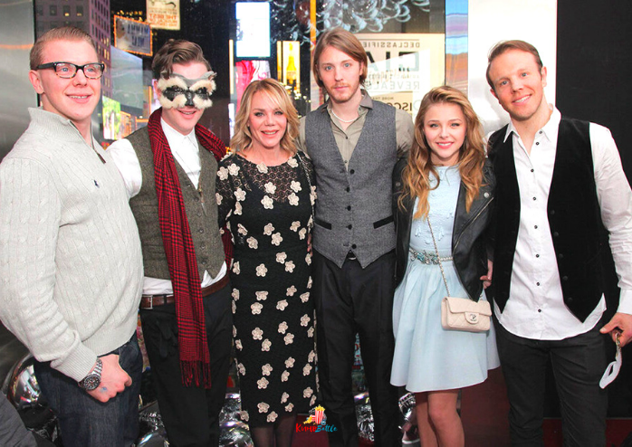 С мамой и братьями