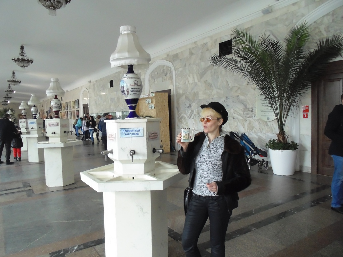 А еще недавно перемещение было свободным и необременительным. Кисловодск. На водах.