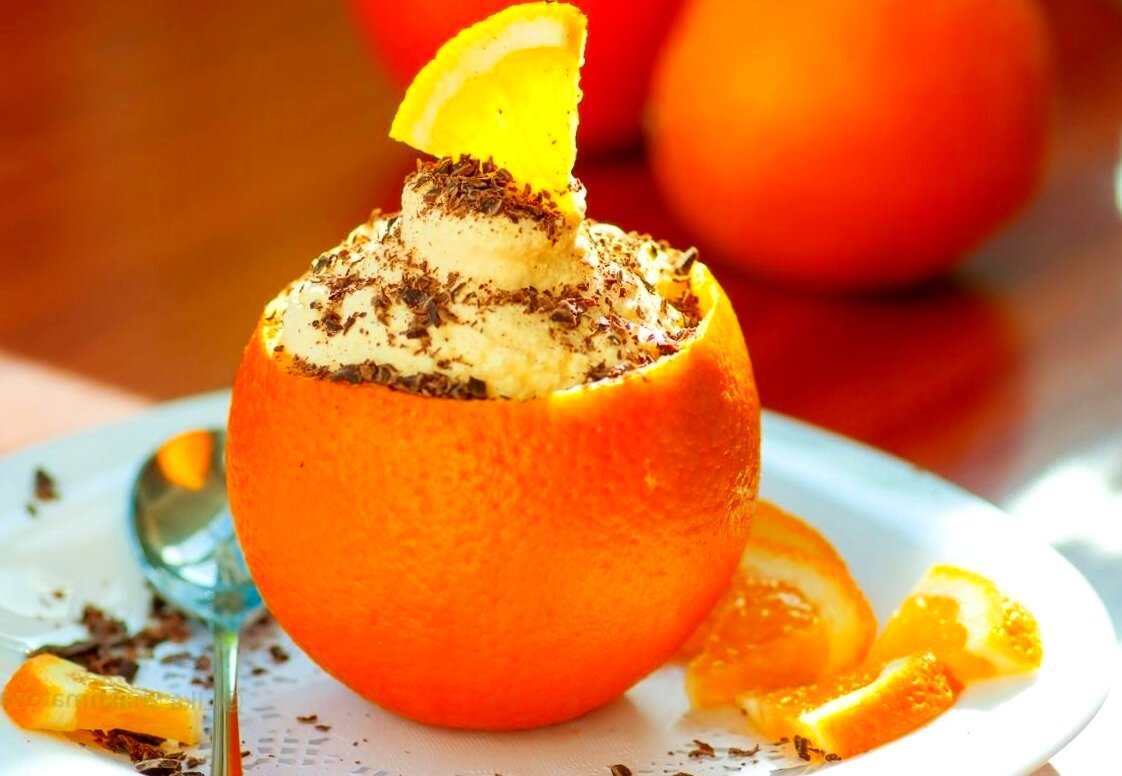 Апельсиновый десерт, его можно подать и в такой оригинальной креманке.
