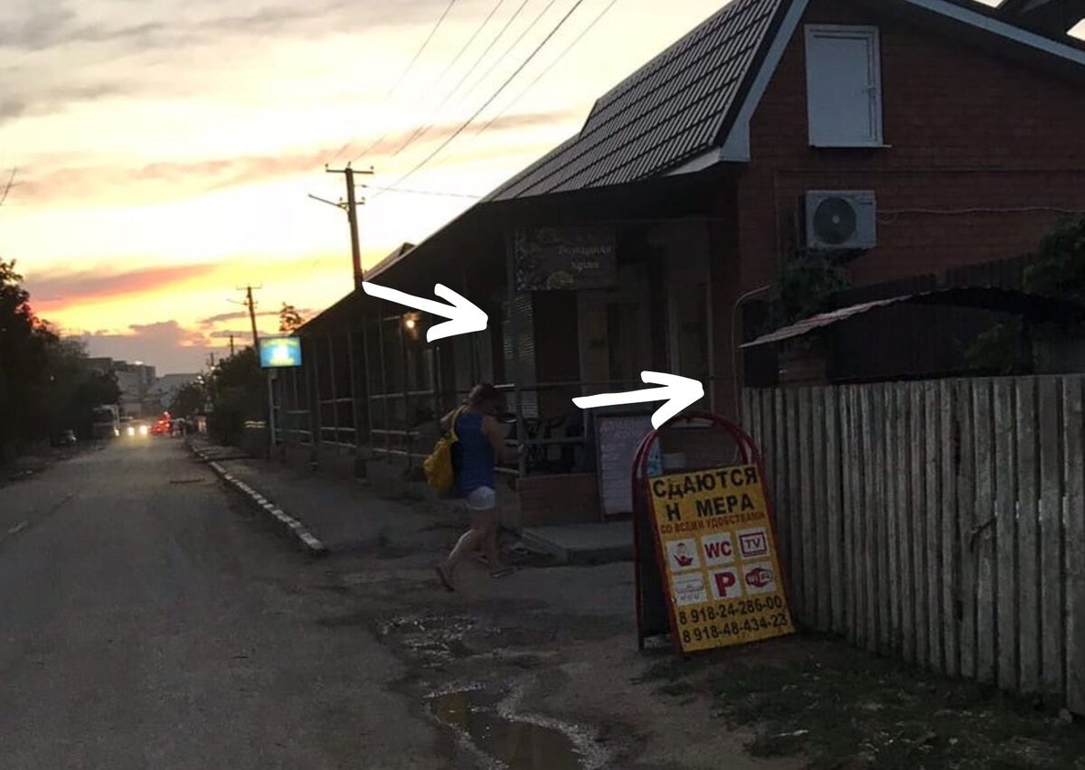 Стрелочками указаны вход в кафе и вход в гостевой дом