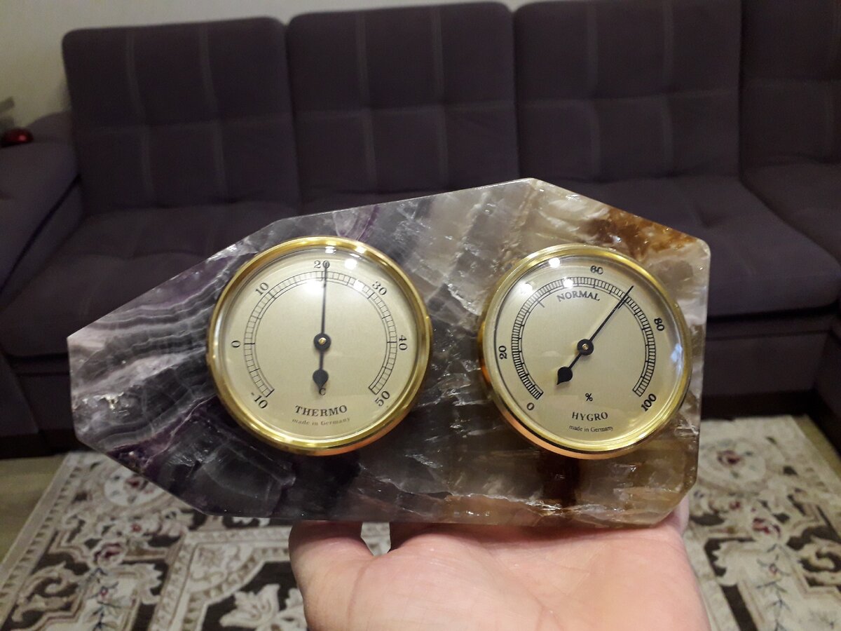 Флюорит плюс термометр и гигрометр.