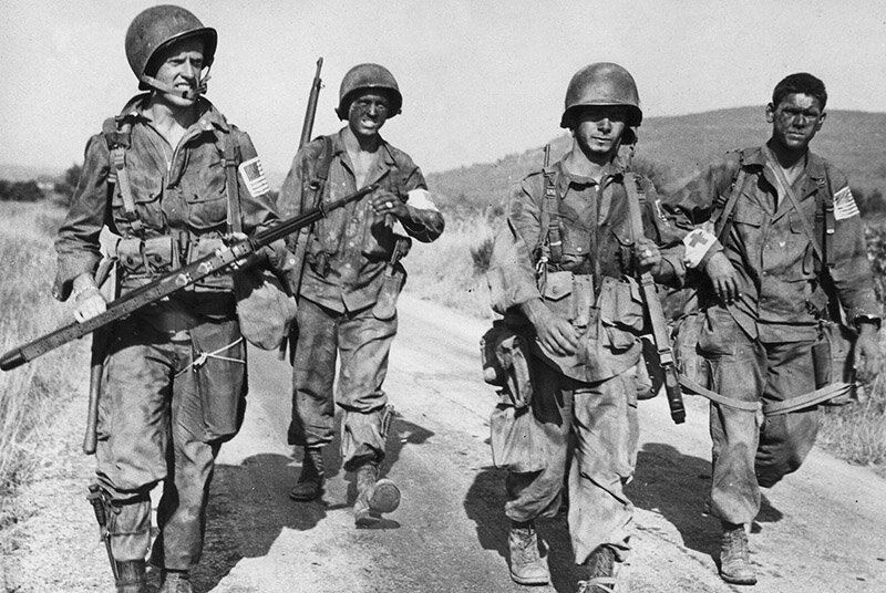 Солдаты 517-го парашютного полка США после высадки в южной Франции