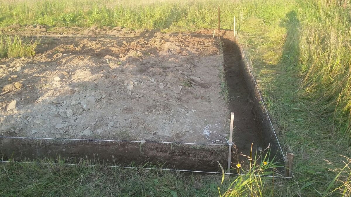 Мы траншею делали неглубокую, как только доходили до твердых пород(сланец), там и останавливались. Получалось около 60-70 см. 