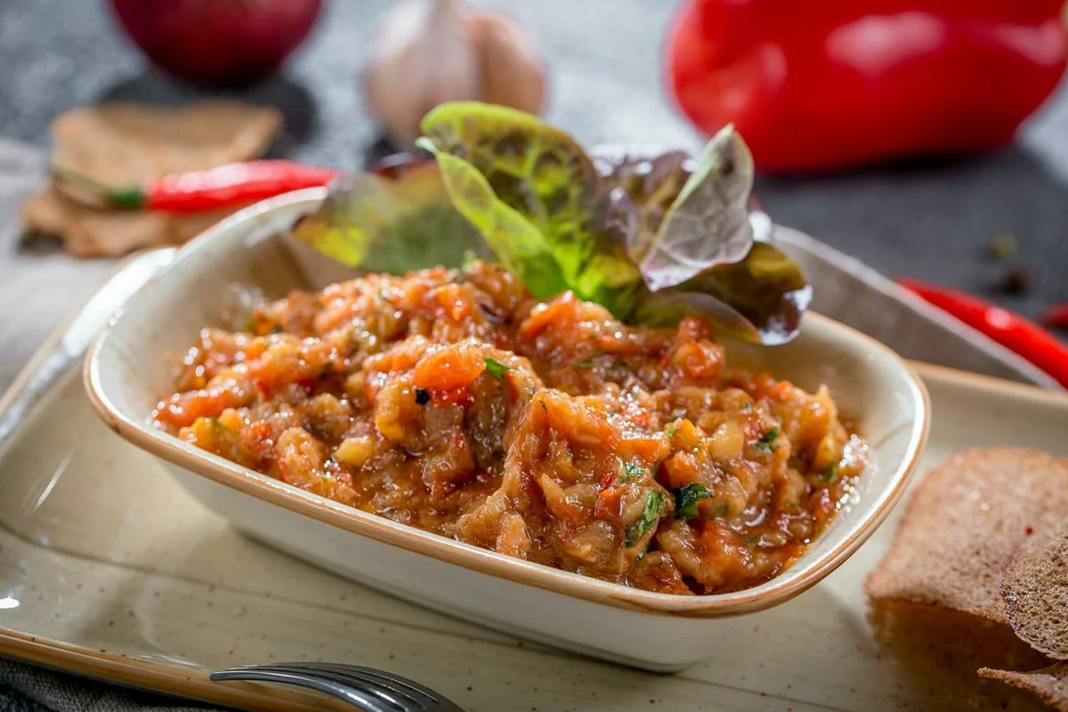 фото баклажанной икры. кабачковая икра и баклажанная икра. икра баклажанная жареная. баклажанная икра с морковью и луком. баклажанная икра пальчики оближешь.