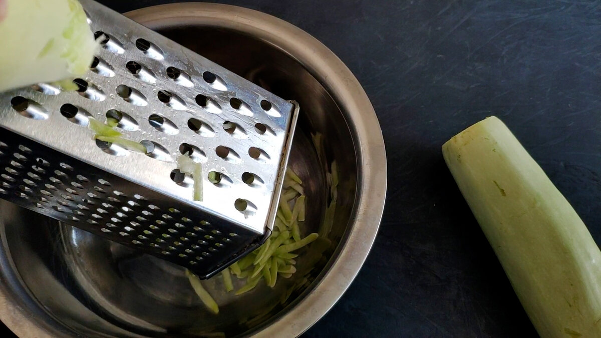 Натираем кабачки на крупной терке