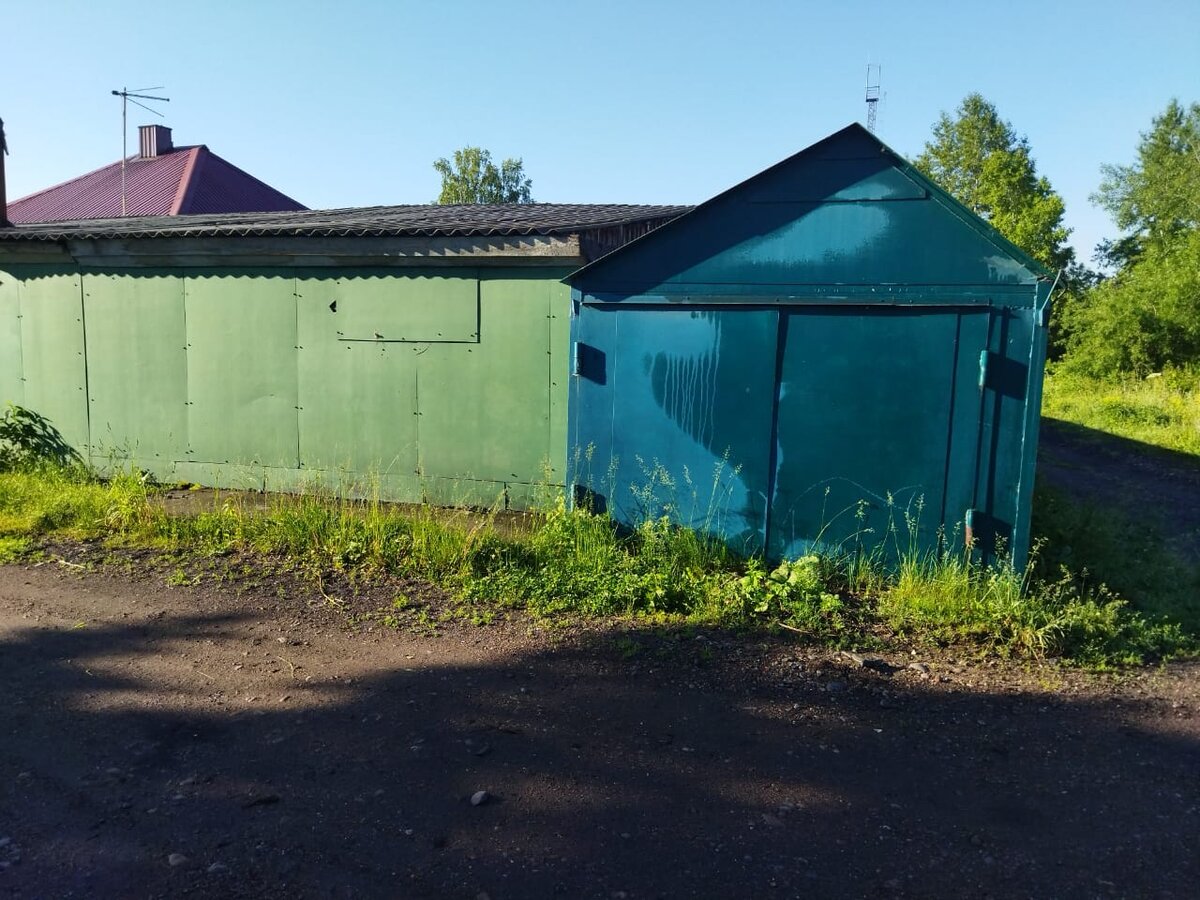 Машину пока сюда не ставлю. По дороге в магазин у меня капитальный гараж.