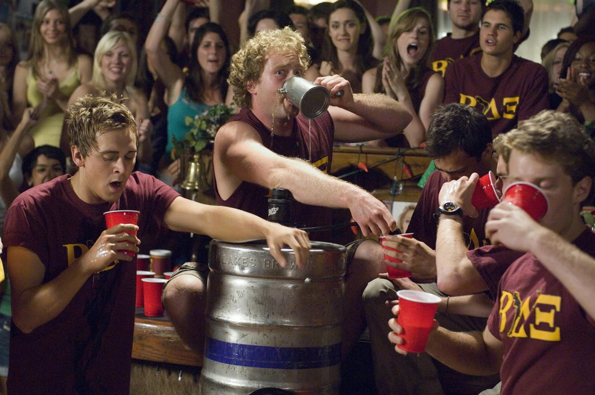 Квас в американских магазинах. Пьют ли в америке. Пьют ли в америке. Знаменитости пьют. Пьянка в баре.