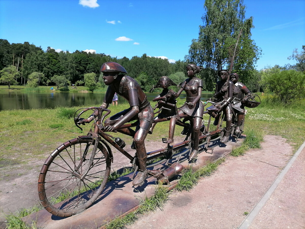На велосипеде специально предусмотрено одно свободное место - каждый может сфотографироваться с персонажами современной "Репки"