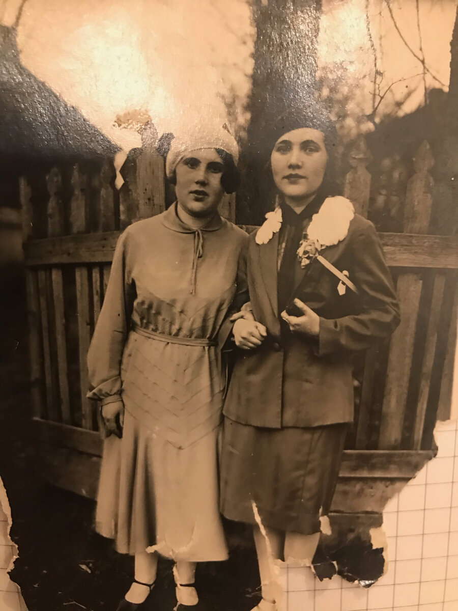 Моя бабушка Женя (слева) и ее сестра Надя. Пресня, 1932 год.