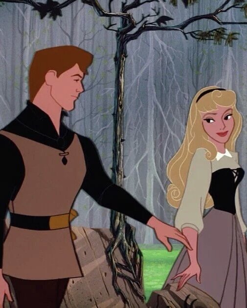 В ДЕТСТВЕ: Близость с папой большая, вплоть до слияния. При этом отношение папы может быть разным. Эмоциональная связь между папой и мамой на нуле, девочка может ощущать конкуренцию с мамой.

И испытывать как чувство победы, так и чувство вины. Папа выше мамы, мама демонизируется, дочь в коалиции с отцом.

В ОТНОШЕНИЯХ С МУЖЧИНАМИ: 
Они не разбужены для партнерских отношений, потому что место партнера в их внутренней реальности занято папой. Отец идеал, другие мужчины ВСЕГДА будут хуже.

Такие девушки не понимают, как выбирать мужчин, могут влюбляться в собственные придуманные образы, в недоступных мужчин. Теряют интерес, когда эти отношения становятся возможны.