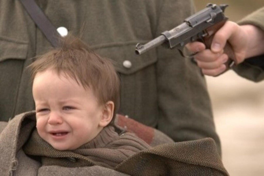 Фашисты в Ангелов стреляли, Как мяч подбрасывая  в верх.