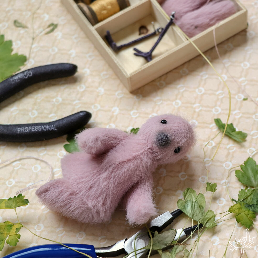 Пока что оболочка без набивки, но уже видно, что цыпа — личность с характером))