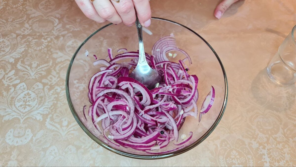 Сладкий как сахар! Самый удачный рецепт маринованного лука: муж ест его  ложками. Закуска готовится за 10 минут и подходит для всех блюд | СССР:  Возвращение к корням