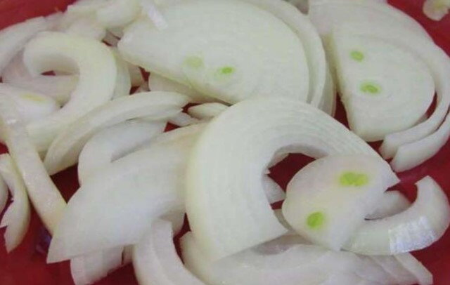 Лук режем полукольцами