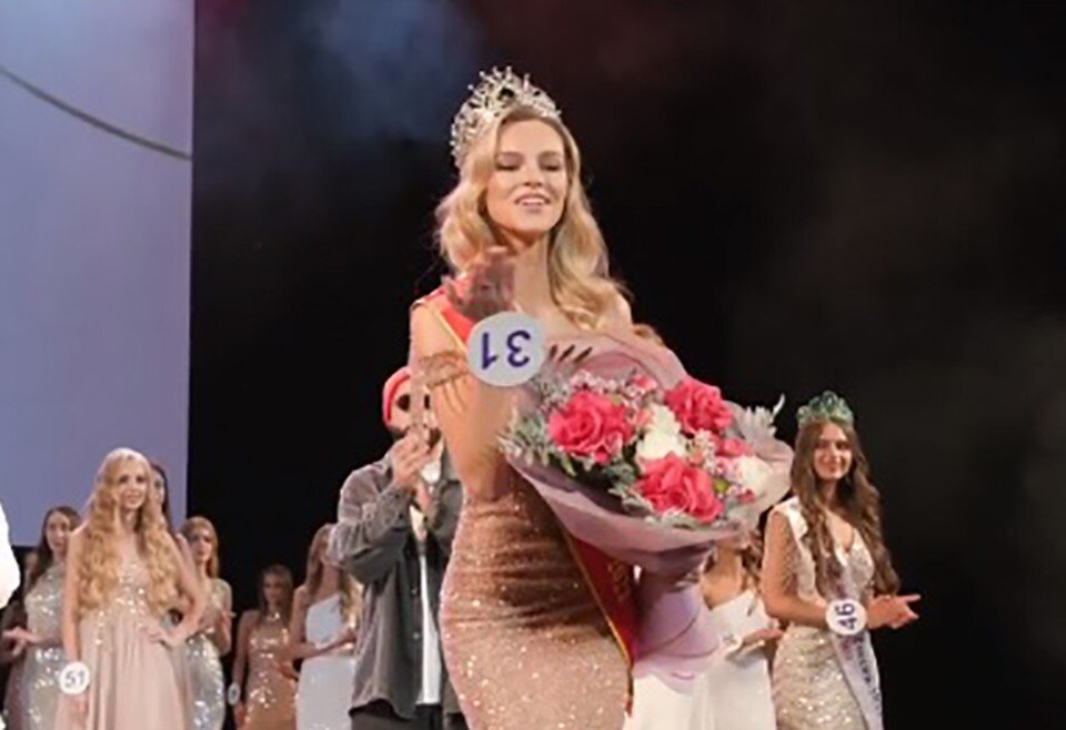     Теперь девушка будет представлять Россию на конкурсе «Мисс Земля -2023». ФОТО: скрин видео.