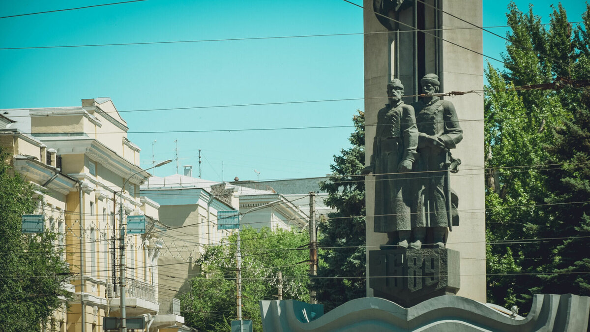    Волгоград — один из тех городов, который политические силы несколько лет подряд стремились переименовать либо обратно в Царицын, либо в Сталинград. Такие же инициативы не раз исходили и от лидера ЛДПР Владимира Жириновского.