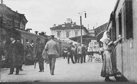 (Встречающие и провожающие Балтийский вокзал, конец 19 века.)