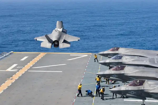 Старт F-35B с американского эсминца Tripoli в апреле 2022 года. Фото: US Navy/MCS2 Theodore Quintana
