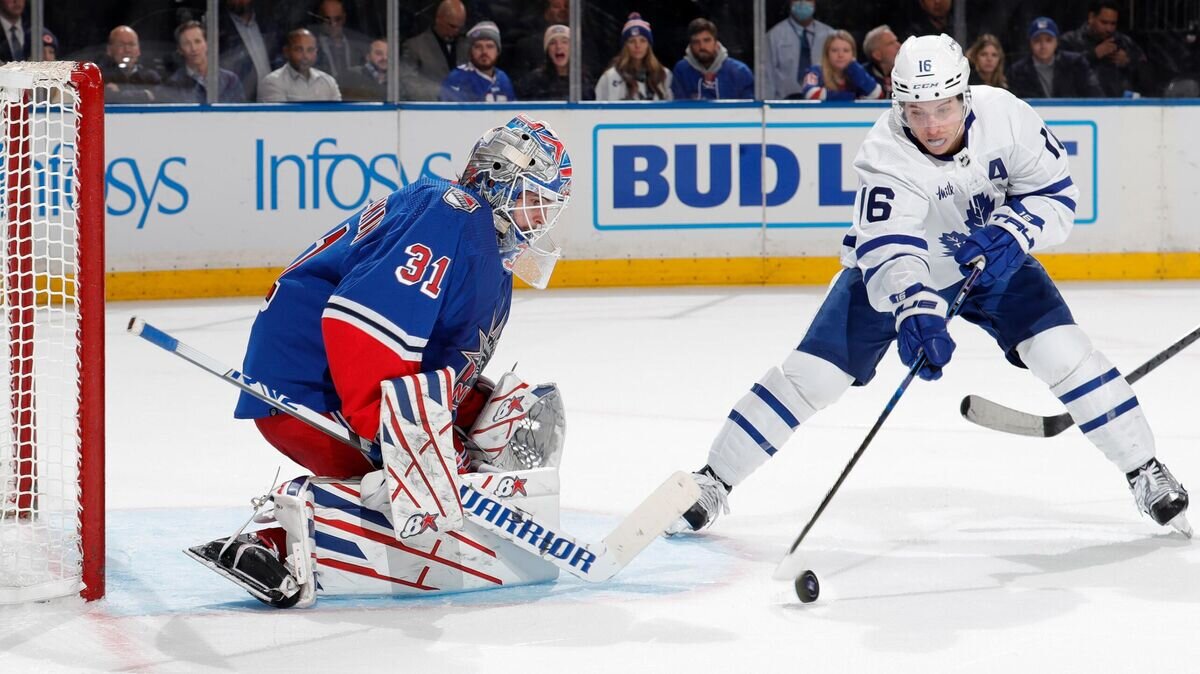    Голкипер "Нью-Йорк Рейнджерс" Игорь Шестеркин в матче против "Торонто Мейпл Лифс"© Фото : nhl.com