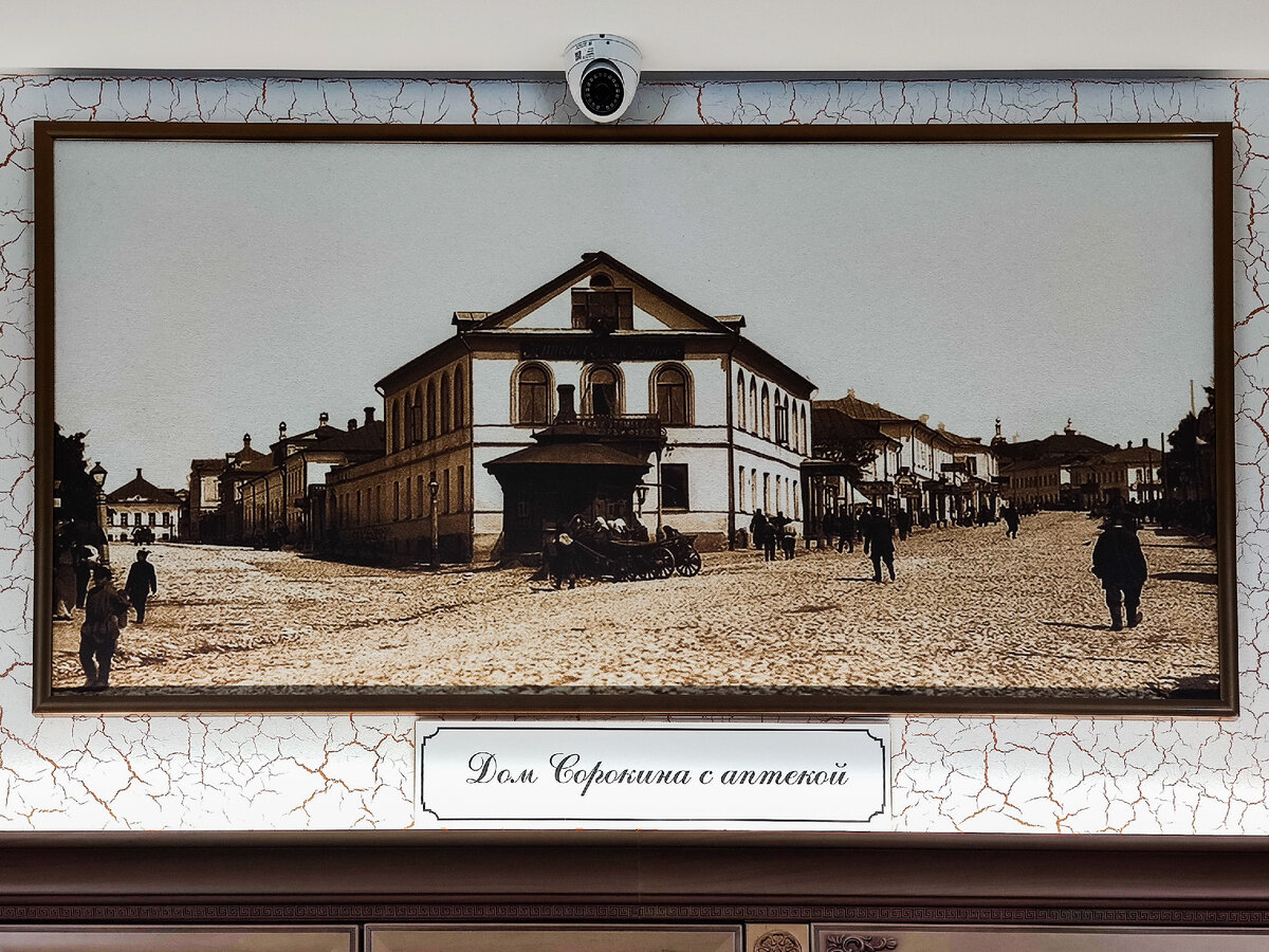 Внутри много старинных фотографий