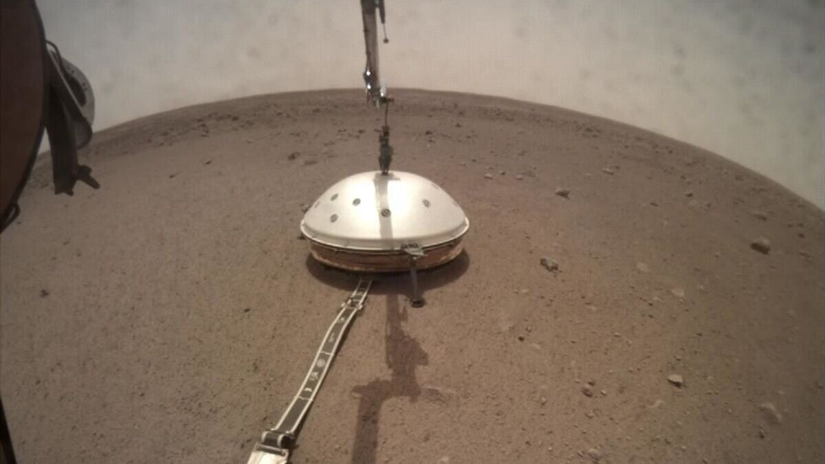    Сейсмометр SEIS, закрытый специальной "крышкой"© NASA / JPL-Caltech