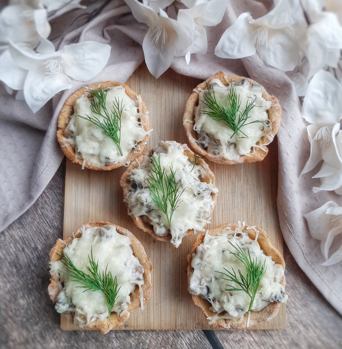 Тарталетки с зеленью, сыром и грибами