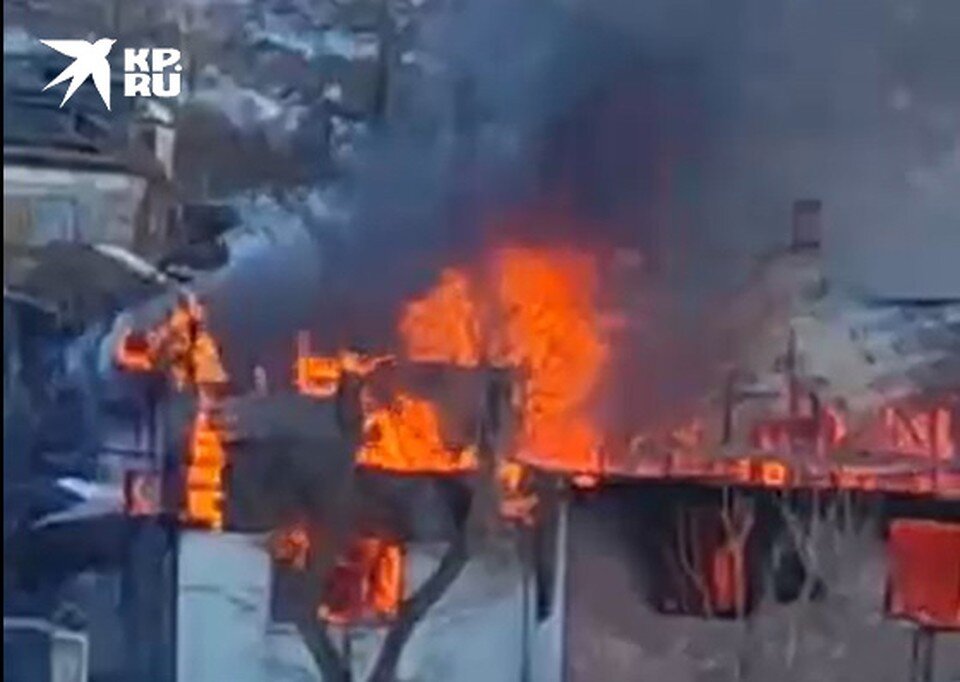     Спасатели не могли пробраться к дому из-за заснеженных дорог.  Предоставлено «КП – Владивосток»