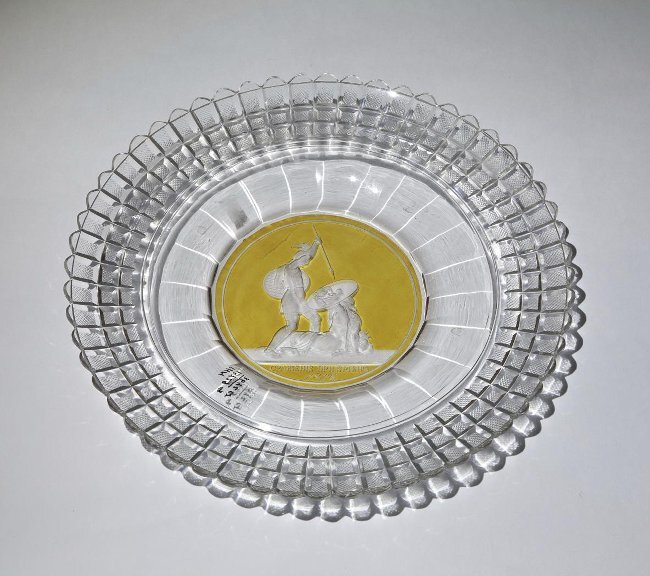 Тарелка «Сражение при Бриене 1814». Губе И.Ф. Императорский стеклянный завод, конец 1830-х гг. Бесцветное стекло, выдувание, гранение, серебряная протрава, гравировка