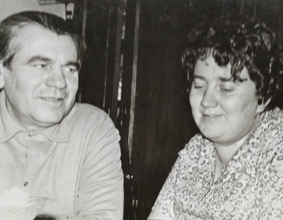 Танечка читает "Демона". Как смотрит на нее папа! Как он гордится ей