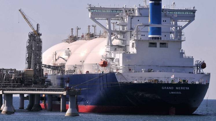    Газпром Танкер-газовоз «Гранд Мерея» у причала отгрузки СПГ, «Сахалин-2»