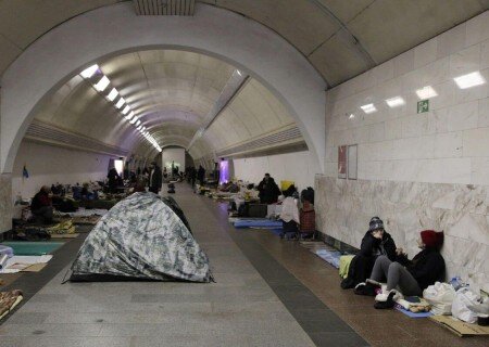    В Харькове с двух станций метро выселяют людей, которые жили там с весны