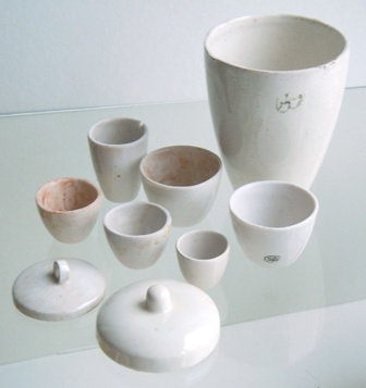 Фарфоровые тигли (высокие и низкие) и крышки для тиглей