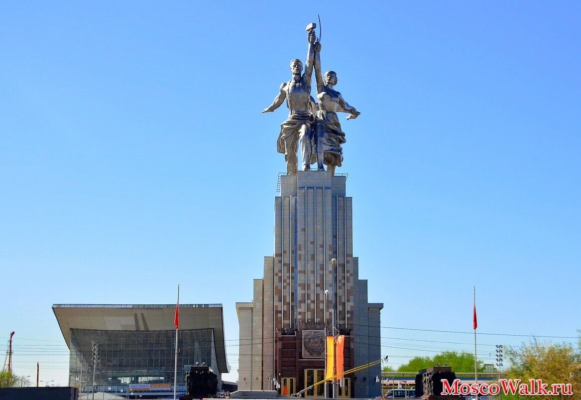 Памятник рабочий и колхозница в москве. Павильон рабочий и колхозница на ВДНХ. ВДНХ скульптура рабочий и колхозница. ВДНХ памятник колхознице. Памятник на ВДНХ рабочий и колхозница Автор.