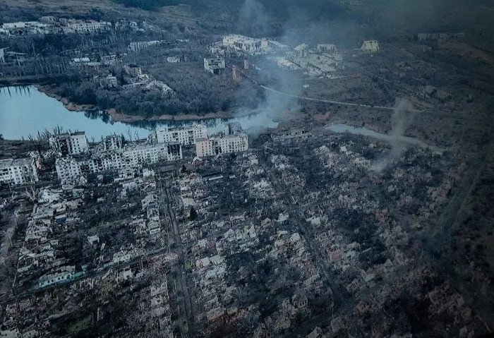 🔻В Бахмуте украинские формирования пытаются оборонять восточную и юго-восточную окраины города. В подразделениях ВСУ уже распространяется информация о начале вывода части сил в Часов Яр и Константиновку под прикрытием оставшихся частей.

▪️К сдерживанию продвижения штурмовых отрядов российских войск командование противника привлекло не только ССО и НГУ, но и 3-й Луганский погранотряд из Восточного регионального управления и 24-й Могилев-Подольский пограничный отряд из Винницкой области госпогранслужбы Украины.

🔻На юге Бахмута продолжается штурм Опытного, где «вагнеровцы» продвинулись к северной окраине пригорода. На данный момент идет зачистка прилегающих кварталов.