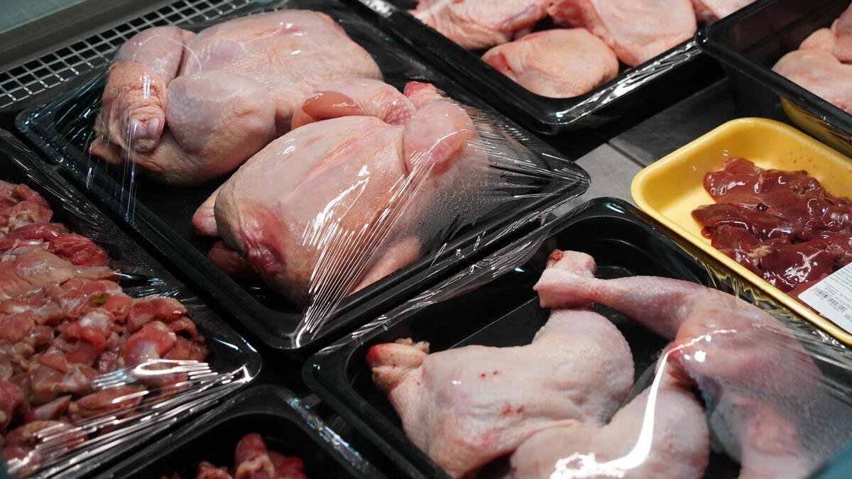    Разные виды мяса лежат на прилавке в супермаркете:NUR.KZ/Владимир Третьяков