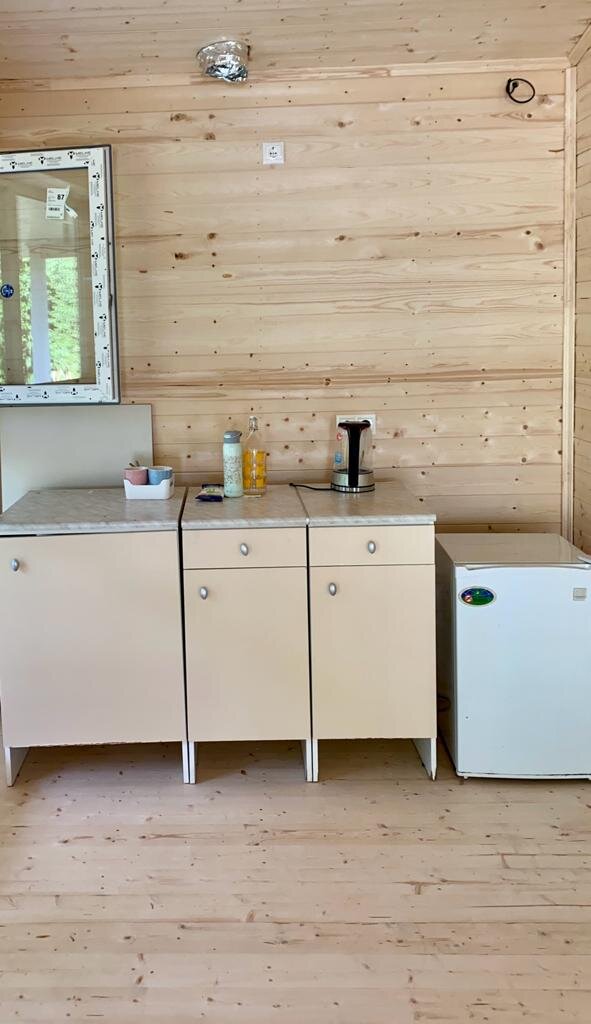 Эти три шкафчика + круглая большая мойка + столешница для мойки + смеситель = 2000 руб на Авито (Кстати, это кухня от Икеа с непроизносимым названием)