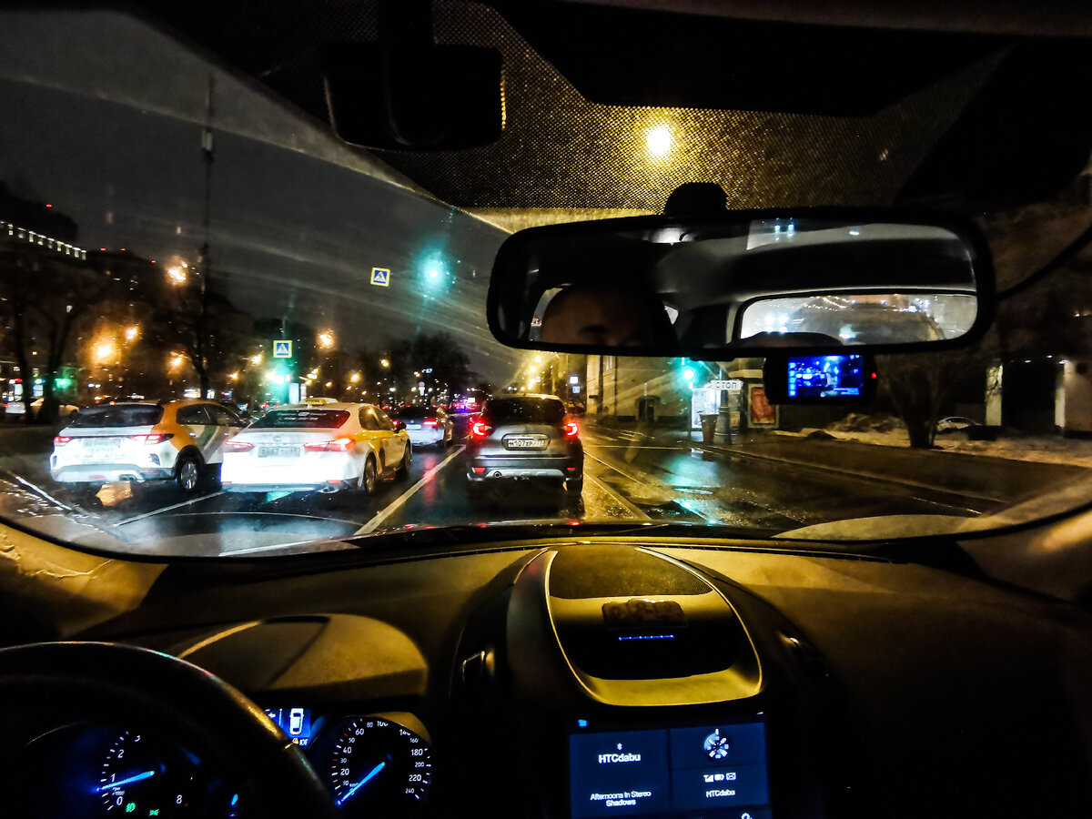 На дублёре Ленинградского проспекта. В машине я слушаю Яндекс.Музыку, кстати говоря.